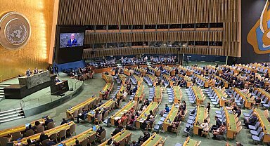 İsrail Başbakanı Binyamin Netanyahu'nun 79. Birleşmiş Milletler Genel Kurulu'na hitap etmek üzere kürsüye geldiği sırada Türk heyeti ve bazı ülke temsilcileri salonu terk etti.