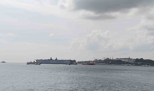 İstanbul Boğazı'ndan geçen yüzer havuz havadan görüntülendi