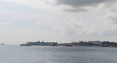 İstanbul Boğazı'ndan geçen yüzer havuz havadan görüntülendi