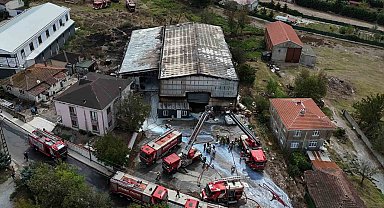 İstanbul Çatalca'da bulunan bir fabrikada bilinmeyen nedenle yangın çıktı. Olay yerine çok sayıda itfaiye ekibi sevk edildi.