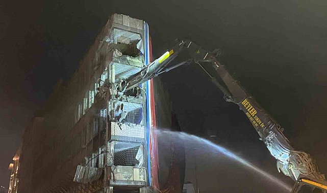 İstanbul Ticaret Borsası'na ait atıl durumdaki binanın Fatih Belediyesi tarafından yıkımına başlandı