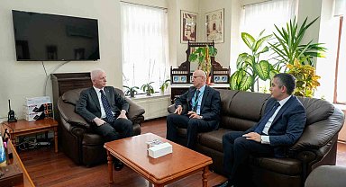 İstanbul Valisi Gül, pankartla Cumhurbaşkanı Erdoğan'a sesini duyuran Ada'yı hastanede ziyaret etti