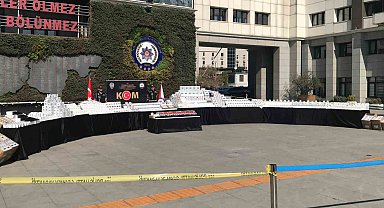 İstanbul'da bir depoda 150 milyon liralık kaçak cep telefonu aksesuarı ele geçirildi