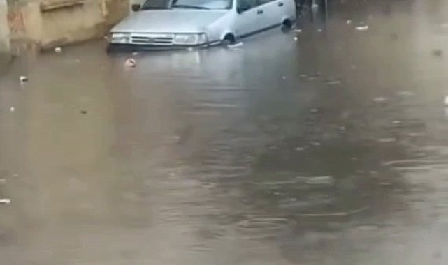 İstanbul'da sağanak yağış etkili oldu, yollar göle döndü