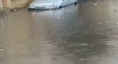 İstanbul'da sağanak yağış etkili oldu, yollar göle döndü