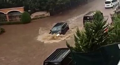 İstanbul'da sağanak yağış: Sürücüler zor anlar yaşadı