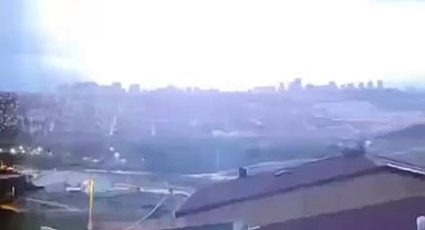 İstanbul'da sağanak yağışta çakan şimşekler geceyi aydınlattı