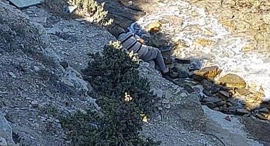 İzmir itfaiyesi kayalıklardan düşen kişiyi kurtardı