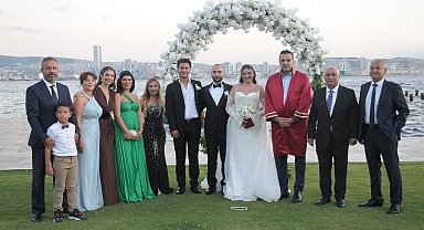 İzmir'de iş dünyası, avukat çiftin düğününde bir araya geldi