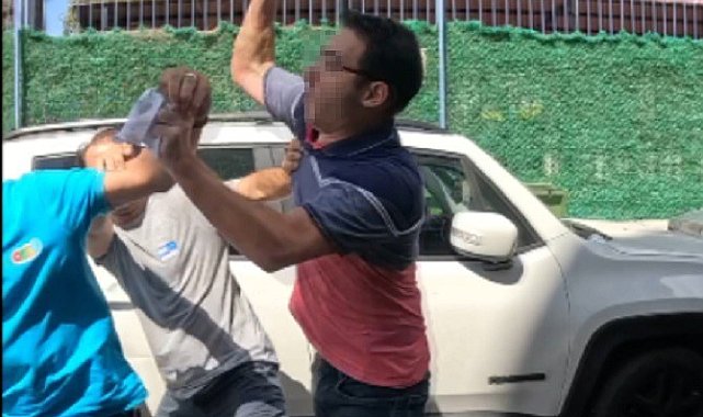İzmir'de trafik kavgası kamerada: Çocuklarının bulunduğu arabanın camı kırılınca deliye döndü