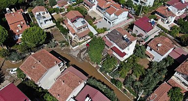İzmir'i sağanak vurdu: Ev ve iş yerlerini su bastı, tekneler sele kapıldı