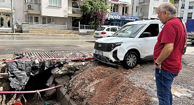 İzmir'i yaz sağanağı vurdu: 1 araç göçen yolun içine düştü