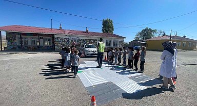Jandarma çocukları bilgilendiriyor