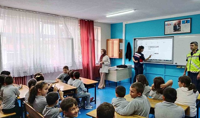 Jandarmadan öğrencilere güvenli internet eğitimi