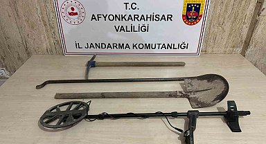 Jandarmayı görüp kaçan defineciler takip sonrası yakalandı
