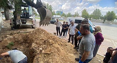 Kabri mezarlığın dışında kalmış, hikayesi yürekleri burkmuştu, annesinin yanına defnedildi