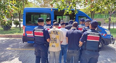 Kaçak kazı yapan 5 kişi suçüstü jandarmaya yakalandı