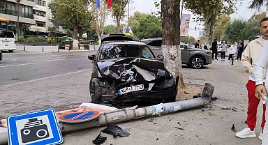 Kadıköy'de sürücüsünün kontrolünden çıkan otomobil aydınlatma direğine çarptı