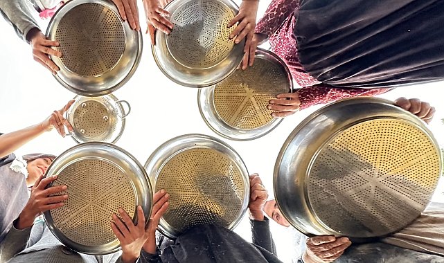 Kadın çiftçilerden eski usul yonca tohumu eleme ve ayıklama mesaisi