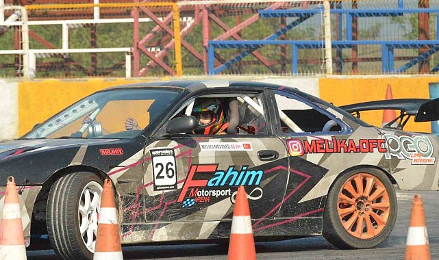 Kadın driftçiler piste indi, şov yaptı
