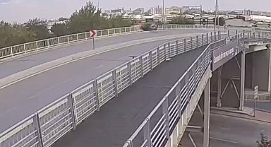 Kadın sürücünün hayatını kaybettiği kazada otomobil üst geçitten aşağıya böyle düştü
