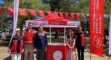 Kadına yönelik şiddete tepkilerini stant kurarak gösterdiler