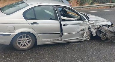 Kafa kafaya çarpışan 2 otomobil hurdaya döndü