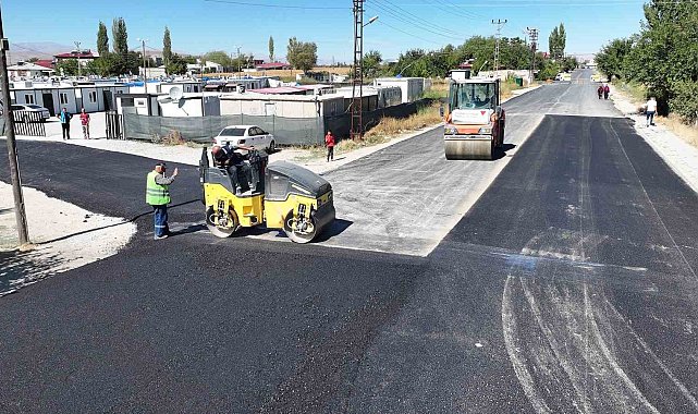 Kahramanmaraş Büyükşehir Belediyesi'nden Elbistan'da asfalt atağı
