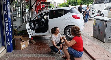 Kaldırımı aşan otomobil, ayakkabı mağazasına daldı