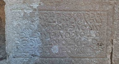 Kale duvarında kitabedeki gizemli alfabeyi bilim insanları çözemedi