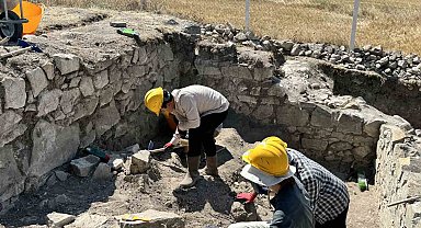 Kalehisar kazılarında gönüllü olarak görev alan öğrenciler mesleği sahada öğreniyor