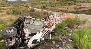 Kamyon bariyerlere çarpıp devrildi: 1 yaralı