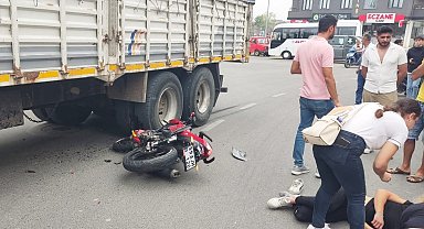 Kamyona çarpan motosiklet sürücüsü ağır yaralandı