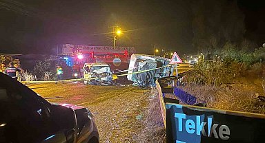 Kamyonet ile ticari araç çarpıştı: 5 yaralı