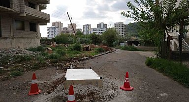 Kanalizasyon kokusunu önlemek için rögarı baza ile kapattılar