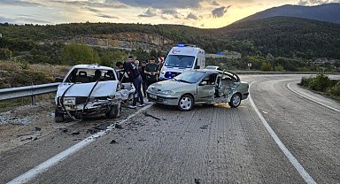 Karabük'te iki otomobil çarpıştı: 7 yaralı