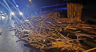 Karadeniz Ereğli'de odun yüklü kamyon devrildi:1 yaralı