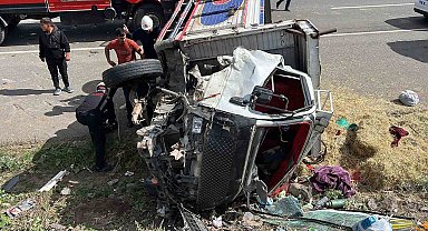 Kars'ta minibüs ile kamyon çarpıştı: 4 yaralı