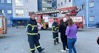 Kars'ta yurt öğrencilerinden itfaiyecilere sürpriz