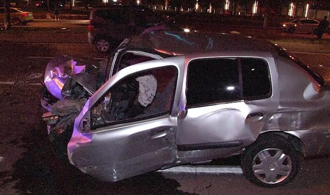 Kartal'da kontrolden çıkan otomobil refüje girdi: 2 ağır yaralı