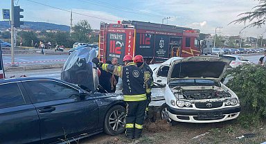 Kartepe'de iki otomobil çarpıştı: 3 yaralı
