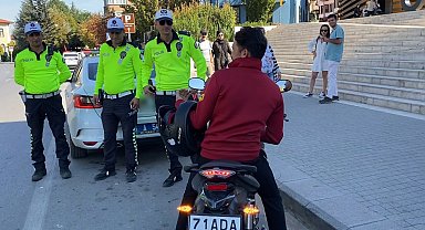 Kaskı kafası yerine koluna takan motosiklet sürücüsüne ceza