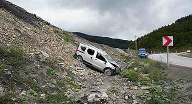 Kastamonu'da şarampolde taklalar atan hafif ticari araçtaki 5 kişi yaralandı