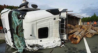 Kastamonu'da tomruk yüklü tır virajı alamayarak devrildi: 1 yaralı