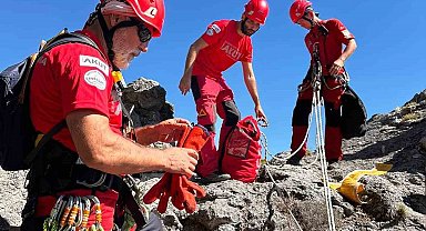 Kayalıklarda mahsur kalan kediyi AKUT ekipleri kurtardı