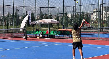 Kayseri Büyükşehir, 12 Yaş Hafta Sonu Tenis Turnuvası'na ev sahipliği yapıyor