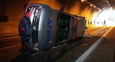 Kaza ihbarına giden AFAD ekibinin aracı devrildi: 2 yaralı