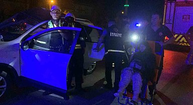 Kaza sonrası araçta sıkışan sürücü ile yaşlı kadını itfaiye ekipleri kurtardı