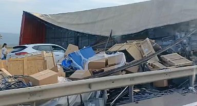 Kaza yapan tırdan yola saçılan malzemeler yolu kapattı