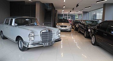 Kendisinden 40 yaş büyük arabasına gözü gibi bakıyor